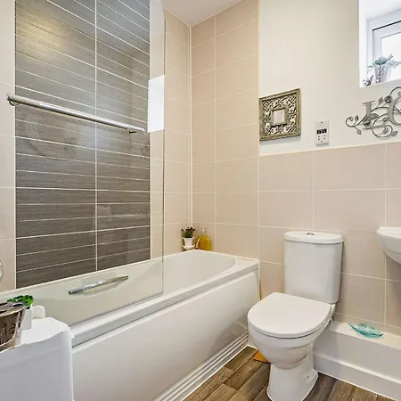 2 Bed In Charlestown 50111 *